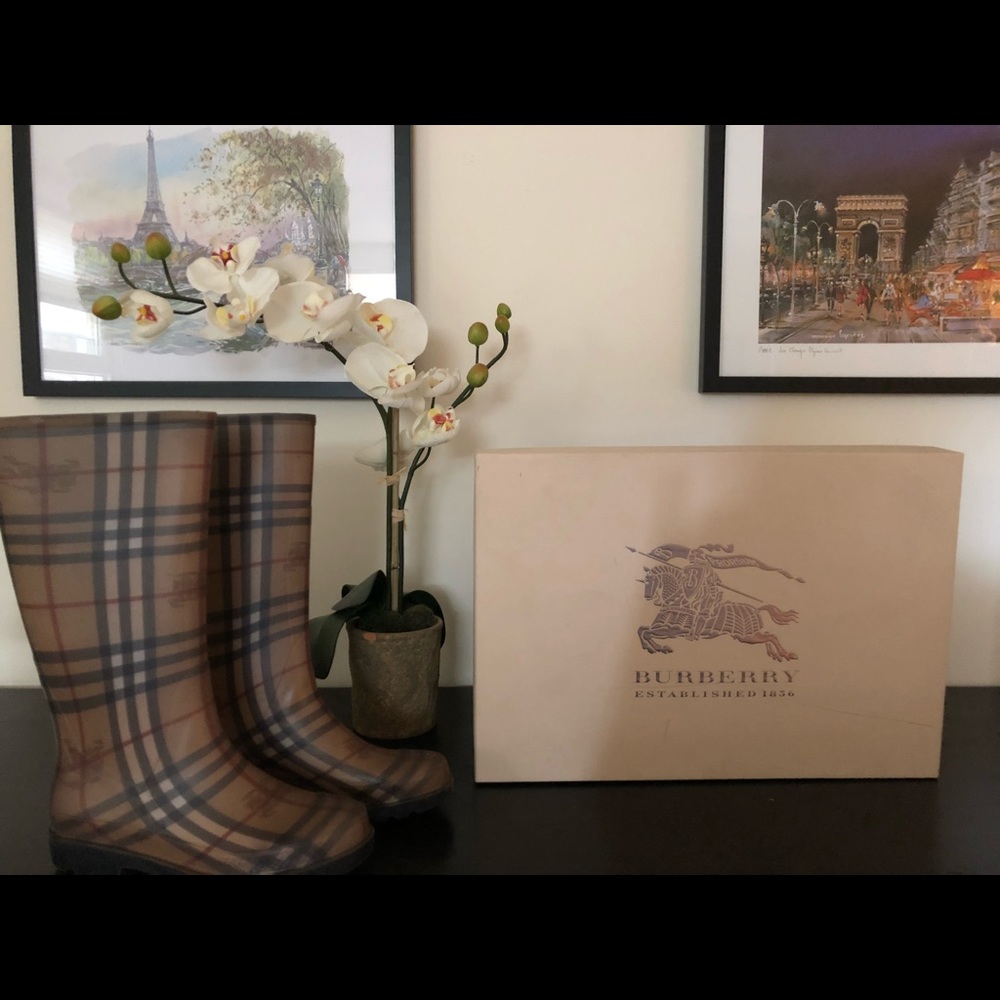 Burberry rain boots *box included